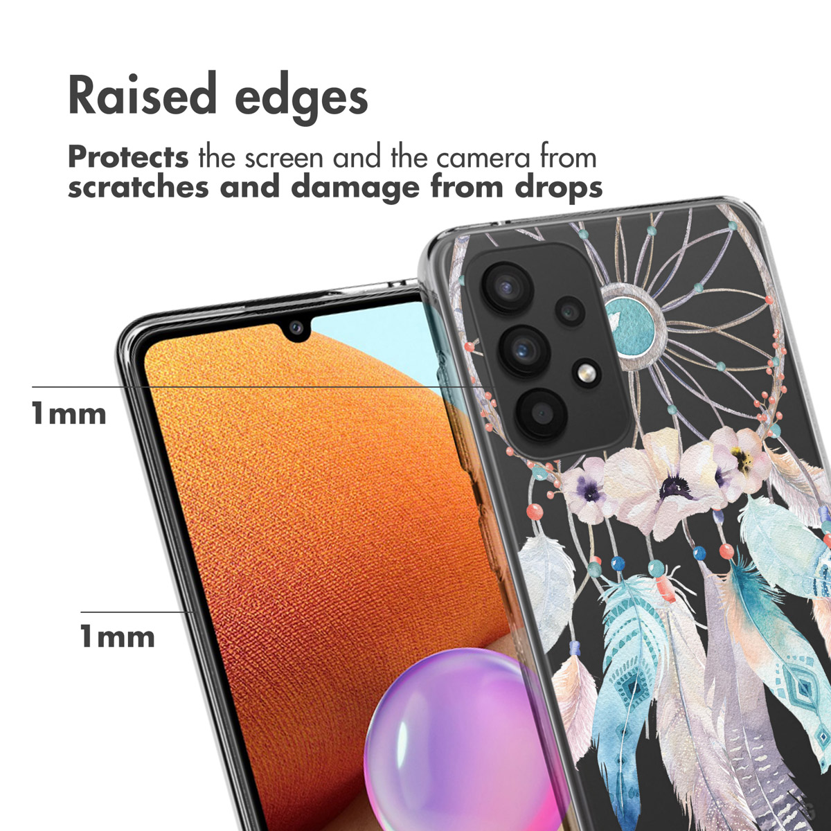 Une coque de téléphone avec un motif attrape-rêves. L'écran du téléphone est protégé par des bords surélevés. La coque a un fond noir avec un motif de plumes.