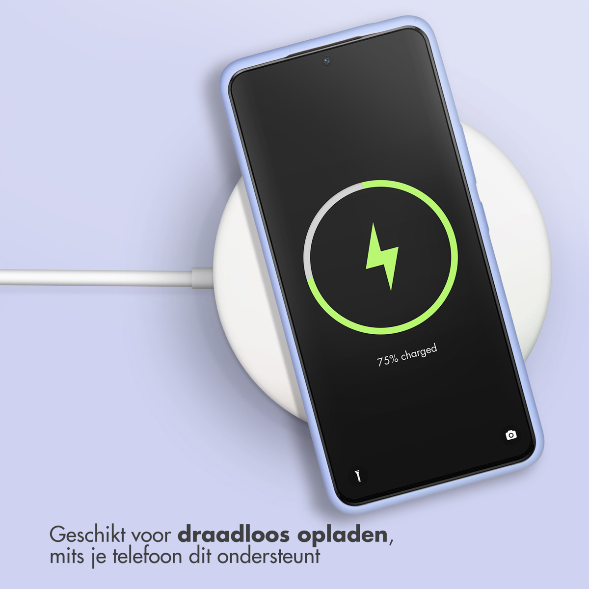 Telefon wird kabellos auf einem Pad geladen. Das Telefon hat eine blaue Hülle. Text: 75% geladen.