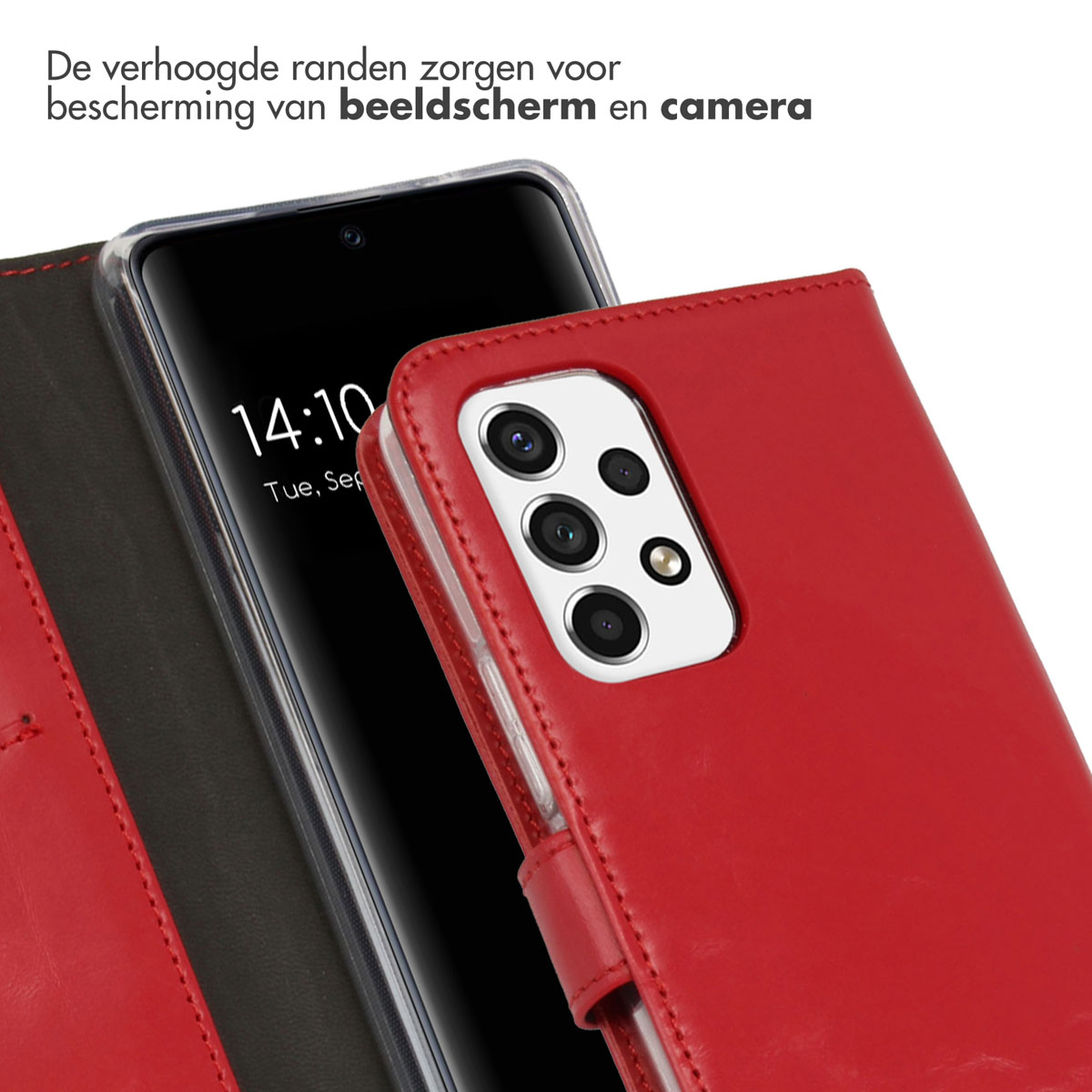 Rode telefoonhoes, open, met een telefoon. De telefoon toont de tijd.