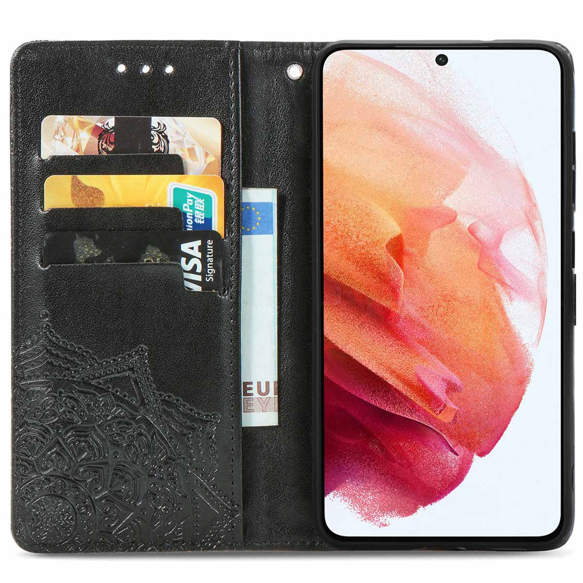 Zwarte telefoonhoes, open. Zichtbaar zijn kaarten, geld en het telefoonscherm.