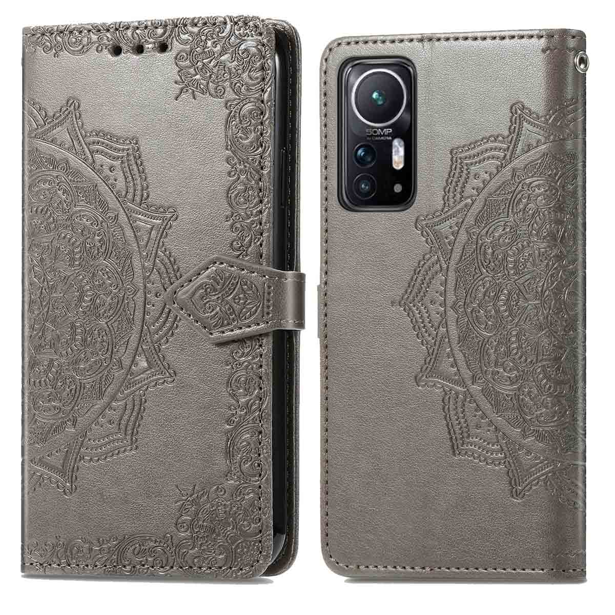 Grijze telefoonportemonnee open, decoratief patroon. Telefoon met zichtbare camera. Grijs leer met bloemmotief.