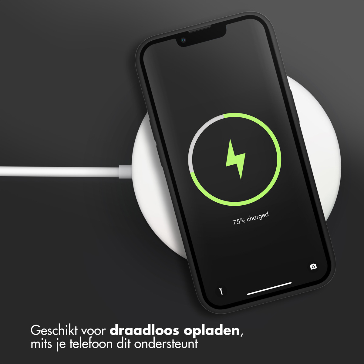 Téléphone noir sur chargeur sans fil, avec indicateur de charge à 75%. Chargeur blanc sur surface noire.