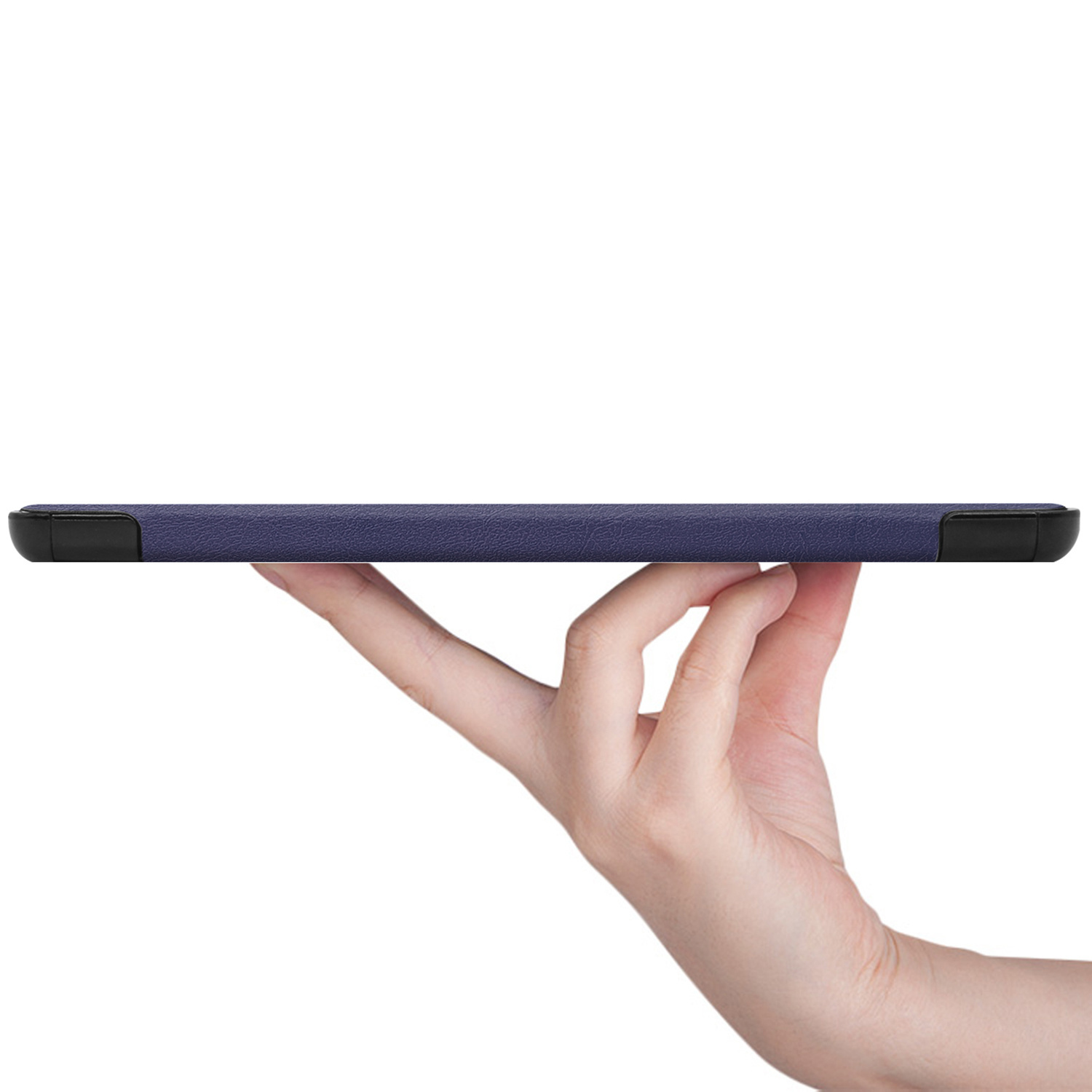 Een hand die een tablet vasthoudt, met het zijprofiel van de tablet, die een donkerblauwe hoes heeft.