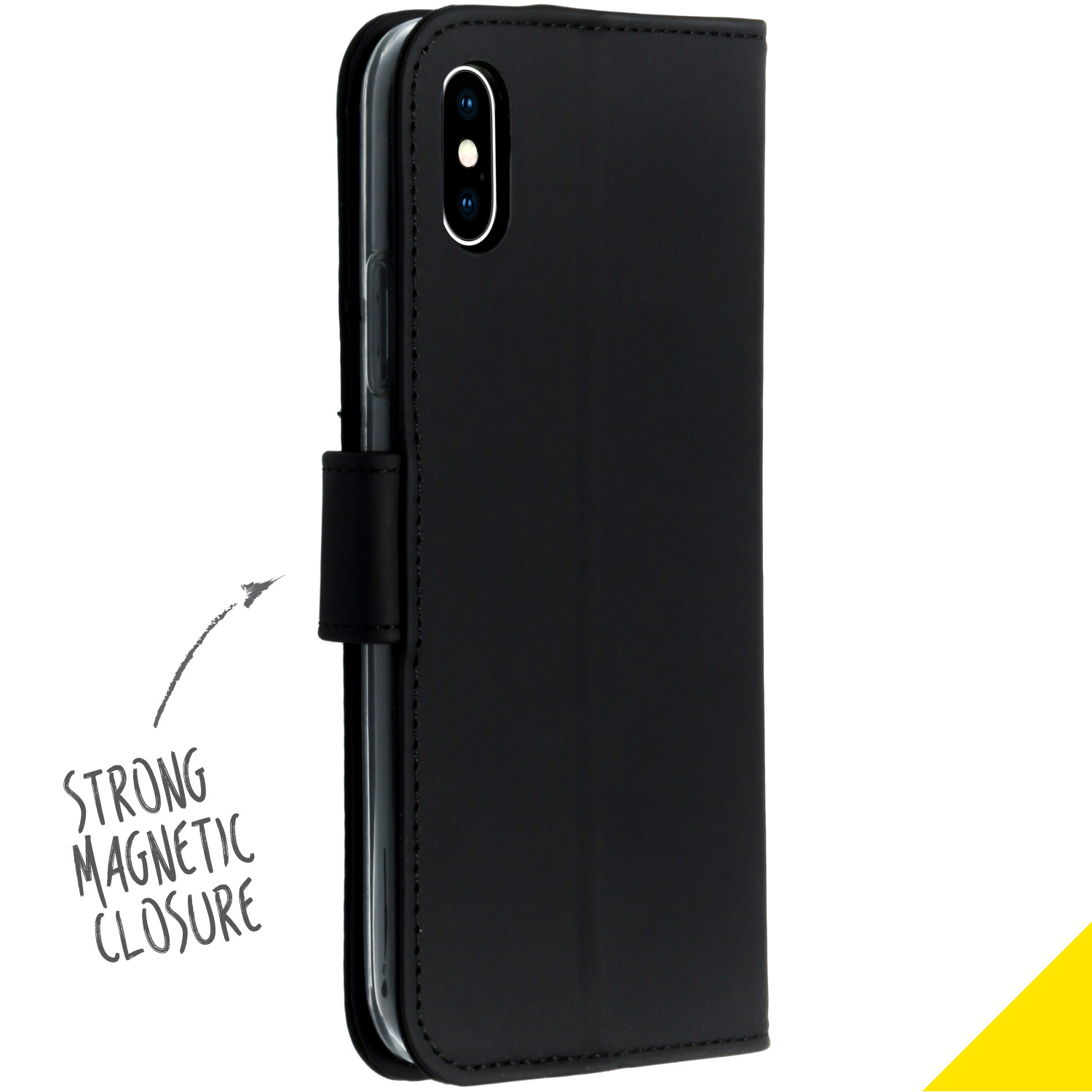 Zwarte telefoonhoes met magnetische sluiting, gesloten. Toont de camera van een telefoon en een band.