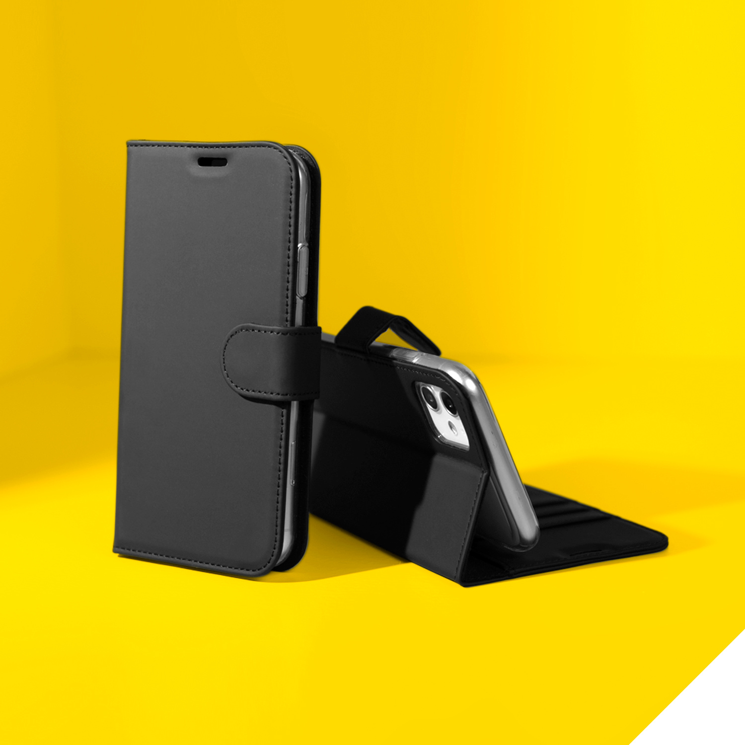 Zwarte leren telefoonhoes, gesloten en open, op gele achtergrond.