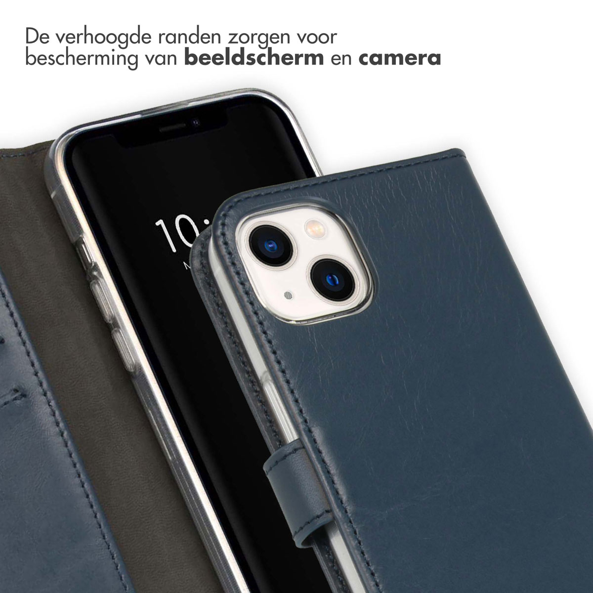 Blauwe telefoonhoes met telefoon erin. Telefoonscherm toont de tijd. De hoes beschermt scherm en camera.