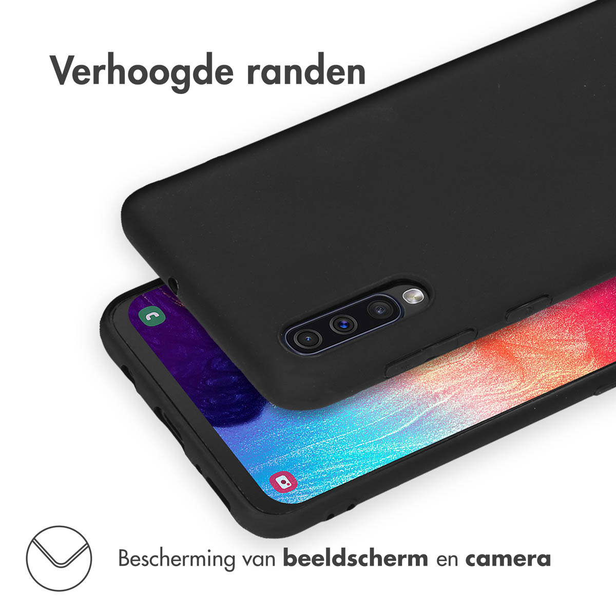 Zwarte telefoonhoes op een telefoon. Tekst: Verhoogde randen. Hoes beschermt scherm, camera.