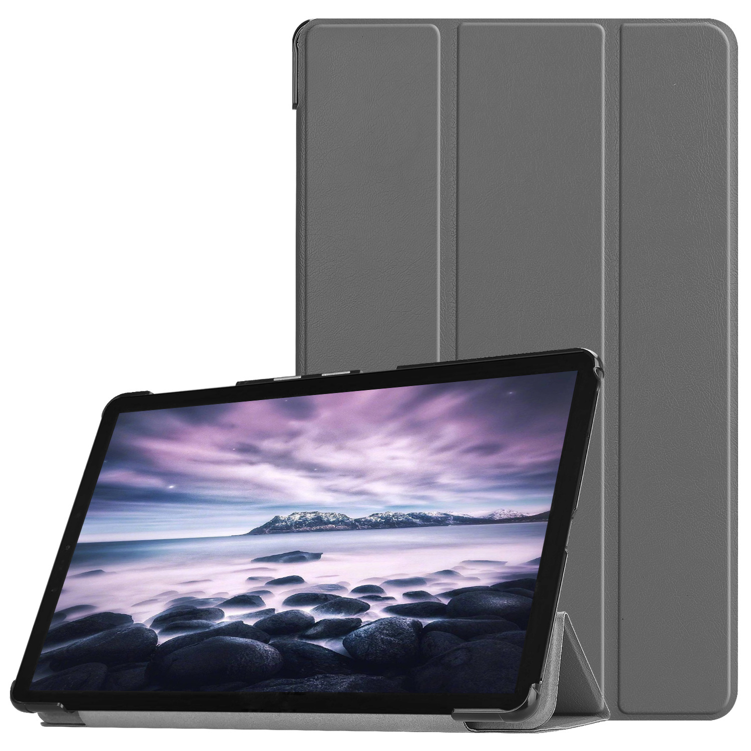 Een tablet in een grijze hoes. Het scherm toont een landschap met een sterrenhemel en rotsachtige kustlijn.