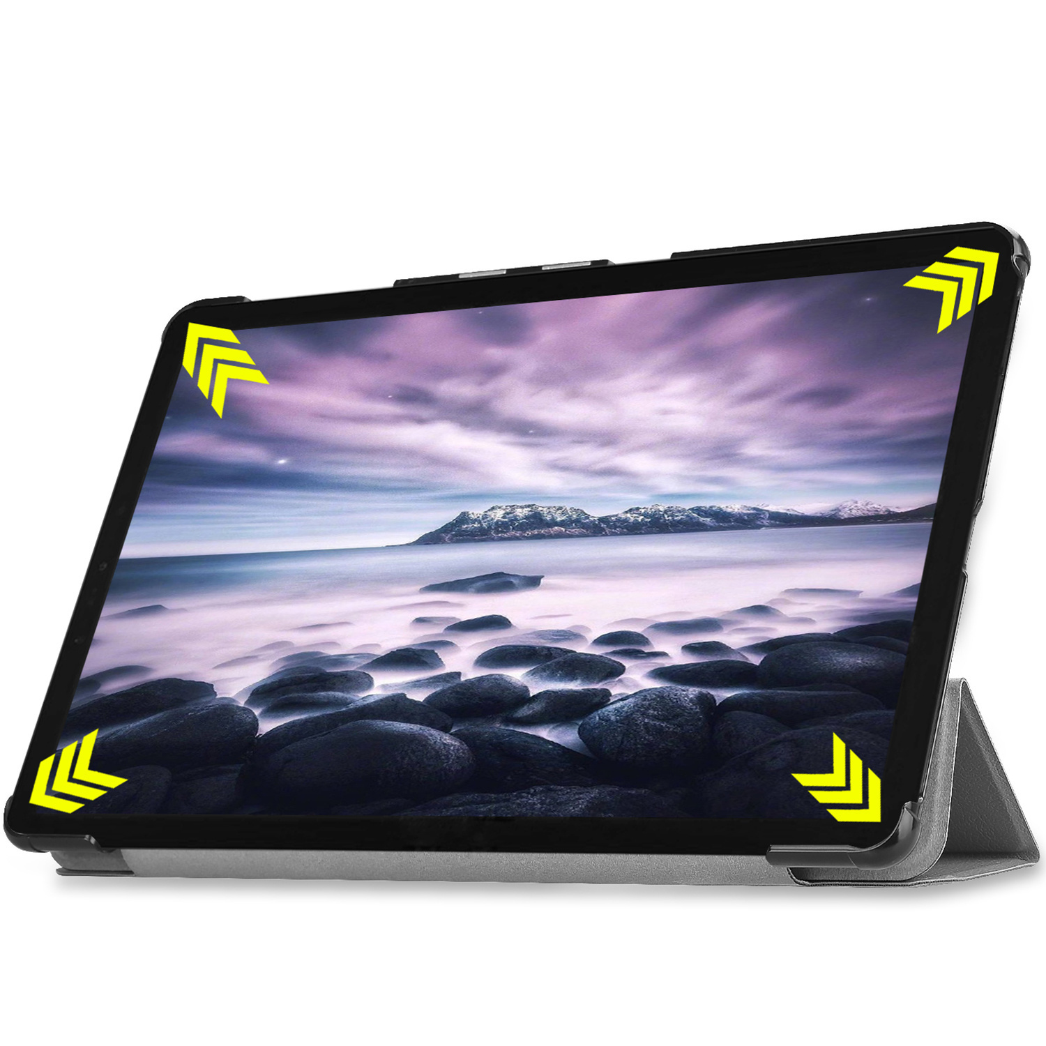 Tablet in een hoes met gele pijlen. Het scherm toont een schilderachtig uitzicht op zee en de lucht.
