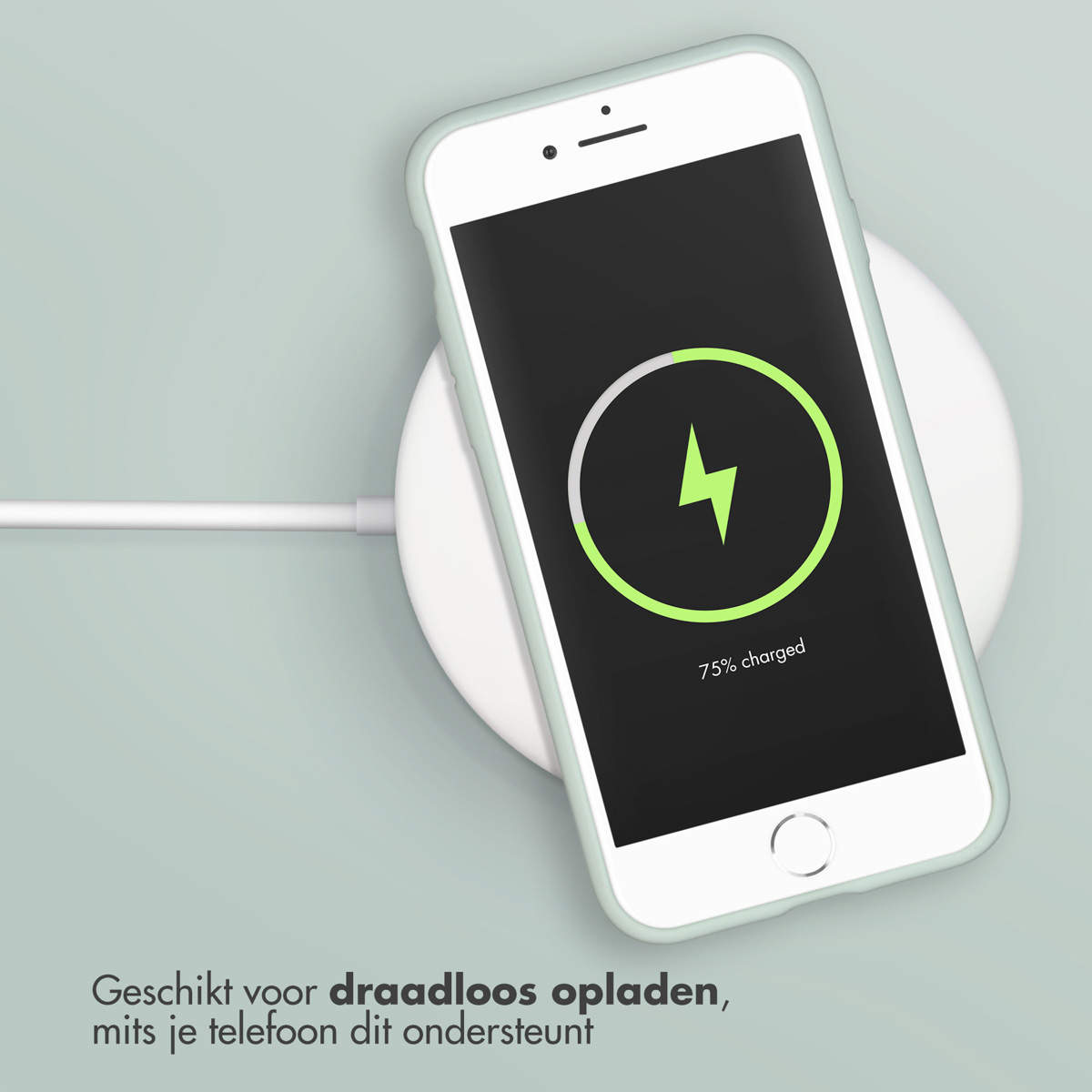 Telefoon op oplader, 75% opgeladen. De telefoon heeft een mintgroene hoes. Wit oplaadpad.