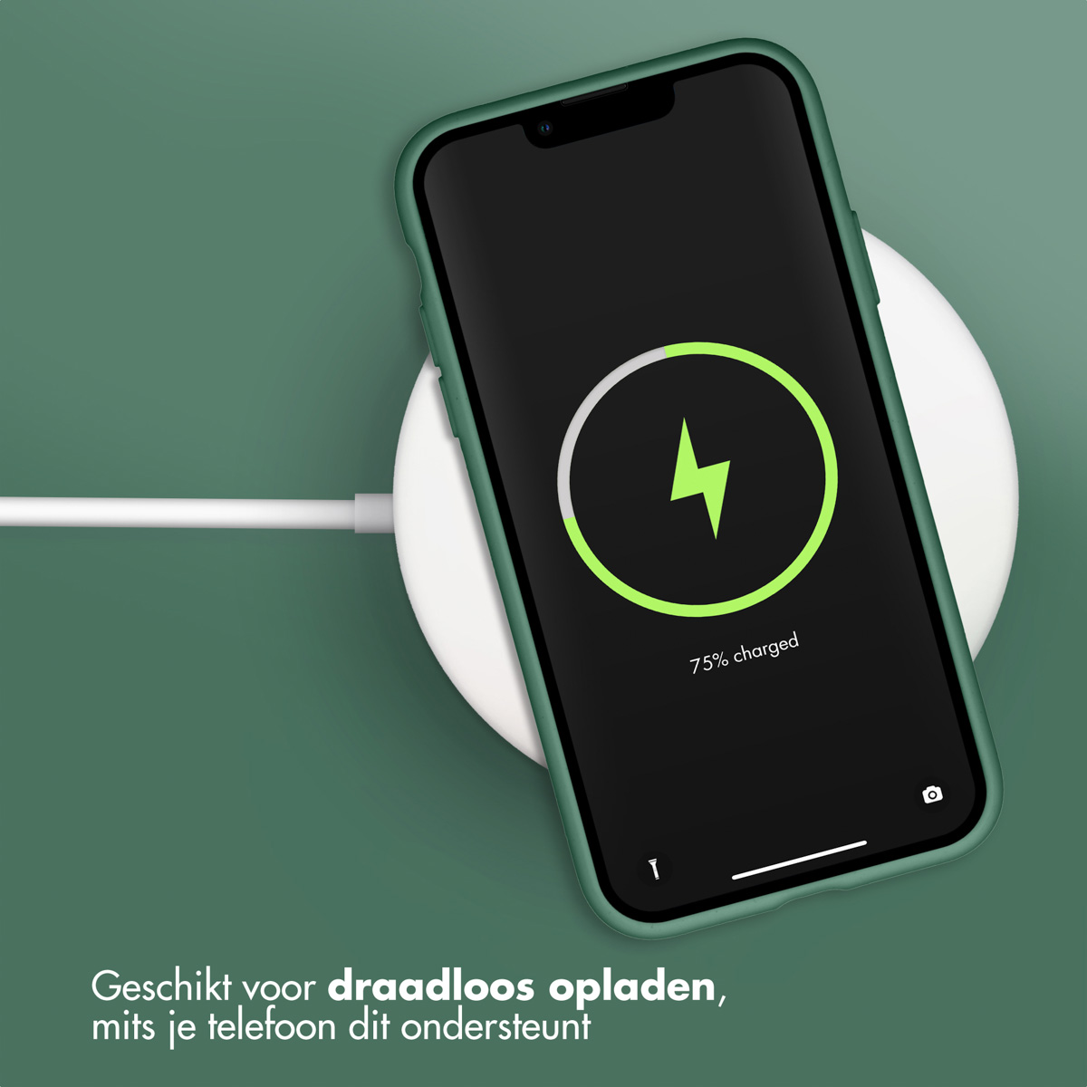 Groene telefoonhoes met een oplaadtelefoon op een witte draadloze oplader.