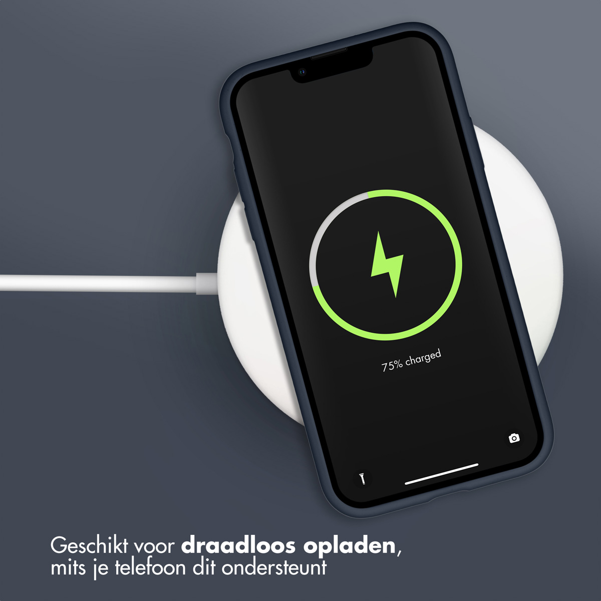Een telefoon wordt opgeladen op een draadloze oplader. Het scherm zegt 75% opgeladen.