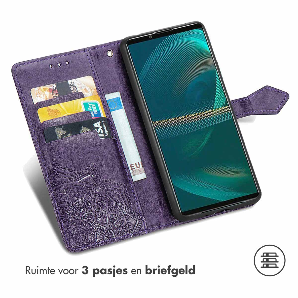 Een telefoonhoesje met kaarten en geld, met een mandala-ontwerp. De hoes is open.