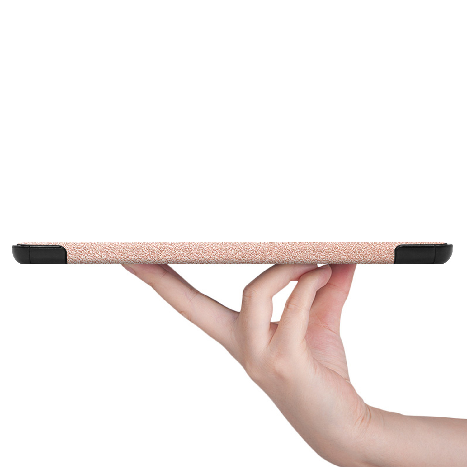 Hand die een tablet vasthoudt. De tablet is roze en heeft een gestructureerd oppervlak. De achtergrond is wit.