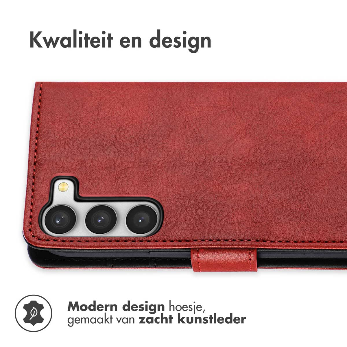 Een rode telefoonhoes. Tekst zegt 'Modern design hoesje, gemaakt van zacht kunstleer'. Drie lenzen zijn zichtbaar.