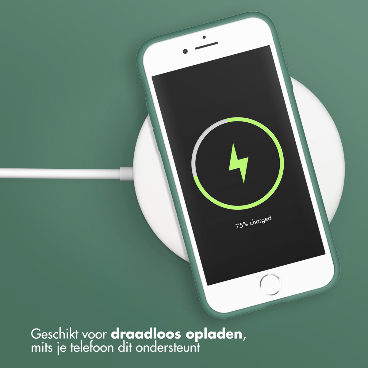 Telefoon wordt opgeladen op een draadloze oplader. Telefoon heeft een groene bliksem op het scherm, toont 75% opgeladen.
