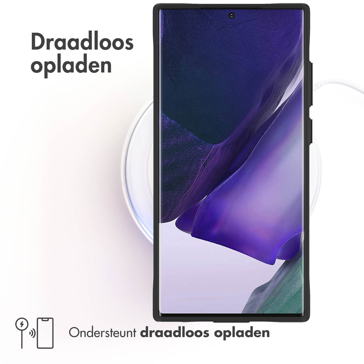 Telefoon in een zwarte hoes op een draadloze oplader. De telefoon wordt opgeladen.