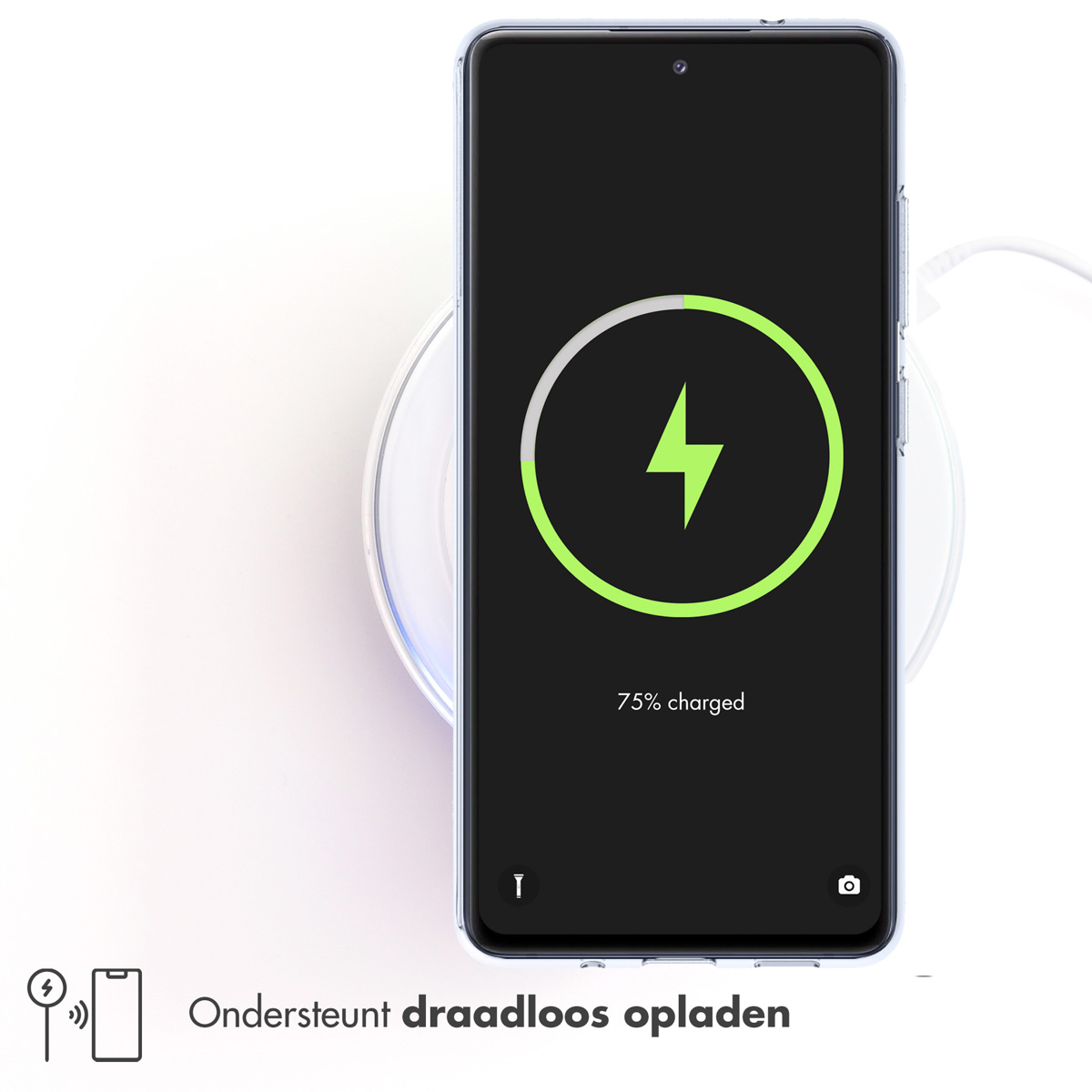 Telefoon op een draadloze oplader die 75% lading weergeeft. De telefoon zit in een doorzichtige hoes.