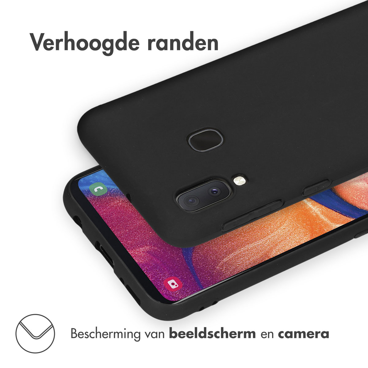 Zwarte telefoonhoes op een telefoon. De hoes beschermt het scherm en de camera.