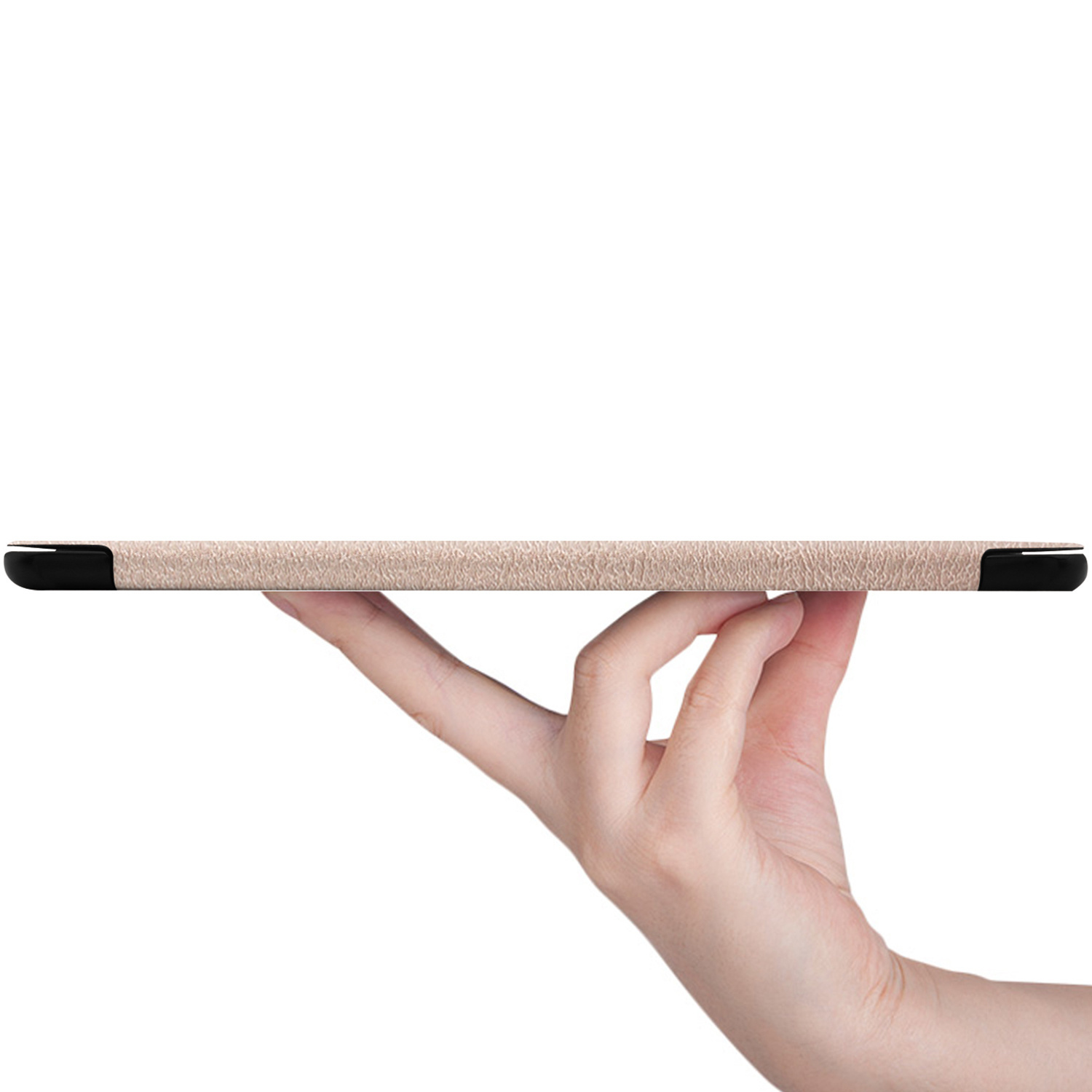 Een hand die een beige telefoonhoes horizontaal vasthoudt. De hoes is getextureerd. Witte achtergrond.