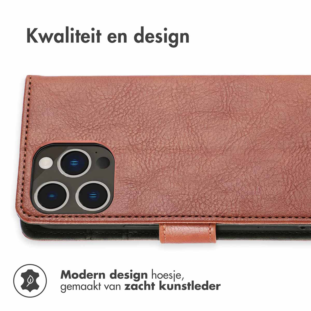 Funda de teléfono de cuero marrón, abierta. El teléfono es visible con múltiples lentes de cámara. Texto: Calidad y diseño.