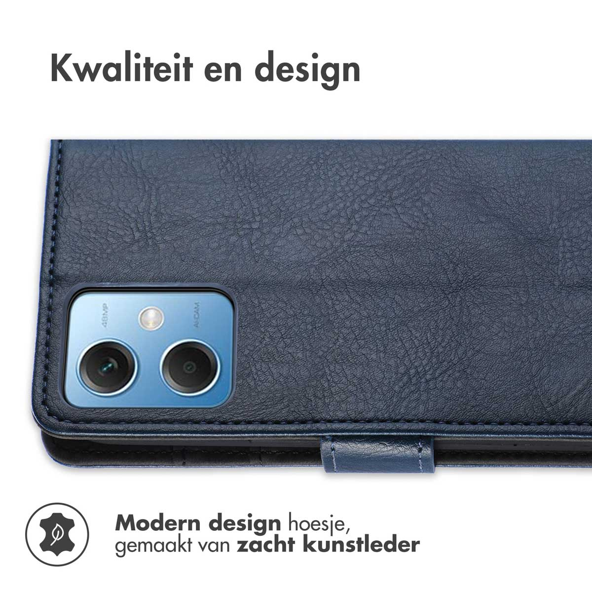 Een donkerblauwe telefoonhoes met een telefoon erin, die de camera laat zien. Lederachtige textuur.