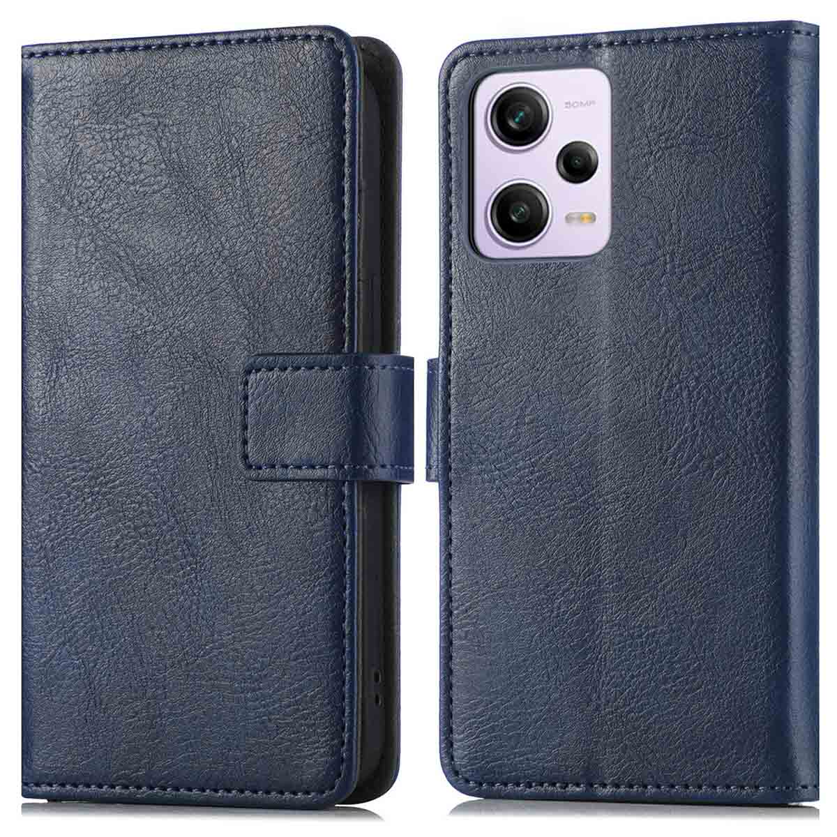 Blauwe leren telefoonhoes, open, met een telefoon erin. De hoes heeft een magnetische sluiting.