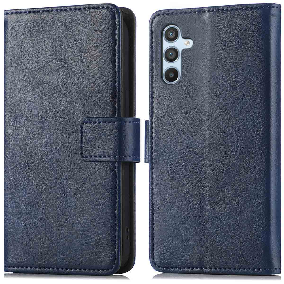 Blauwe leren telefoonhoes, open en dicht. Telefoon erin. Met een knoopsluiting.