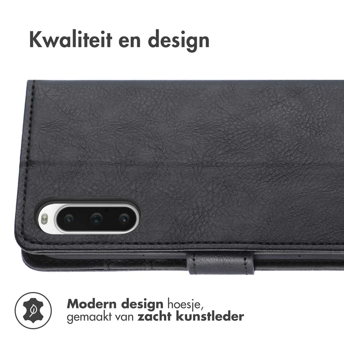 Zwarte telefoonhoes met een telefoon erin. De hoes heeft een leerachtige textuur en een uitsparing voor een camera.