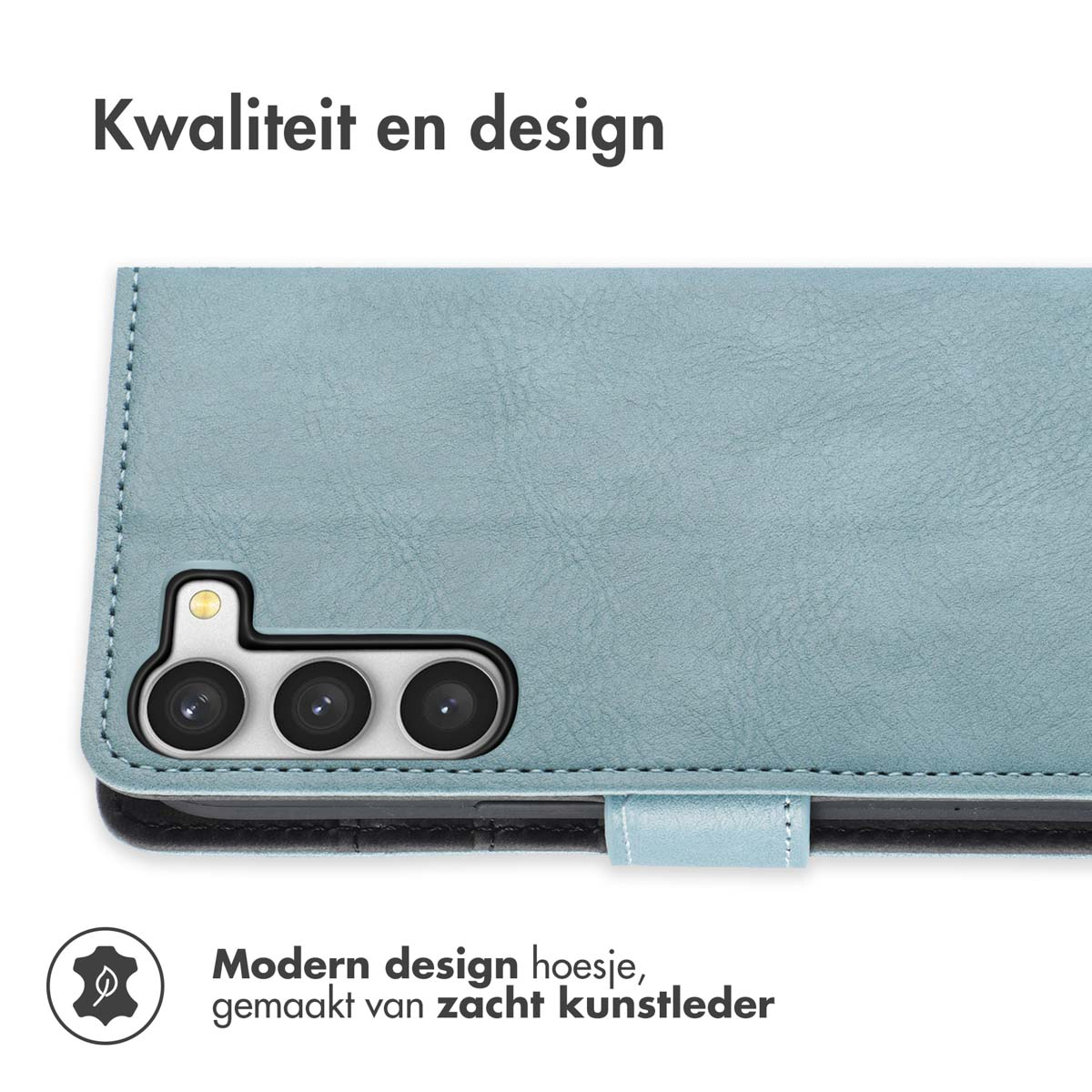 Blauwe telefoonhoes met een ontwerp. De hoes is open met een drievoudige camera-opstelling.
