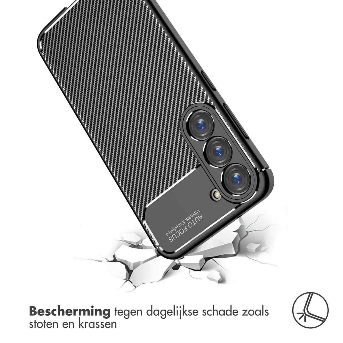 Zwarte telefoonhoes van koolstofvezel. De hoes staat op een witte achtergrond. De hoes heeft drie camera's.