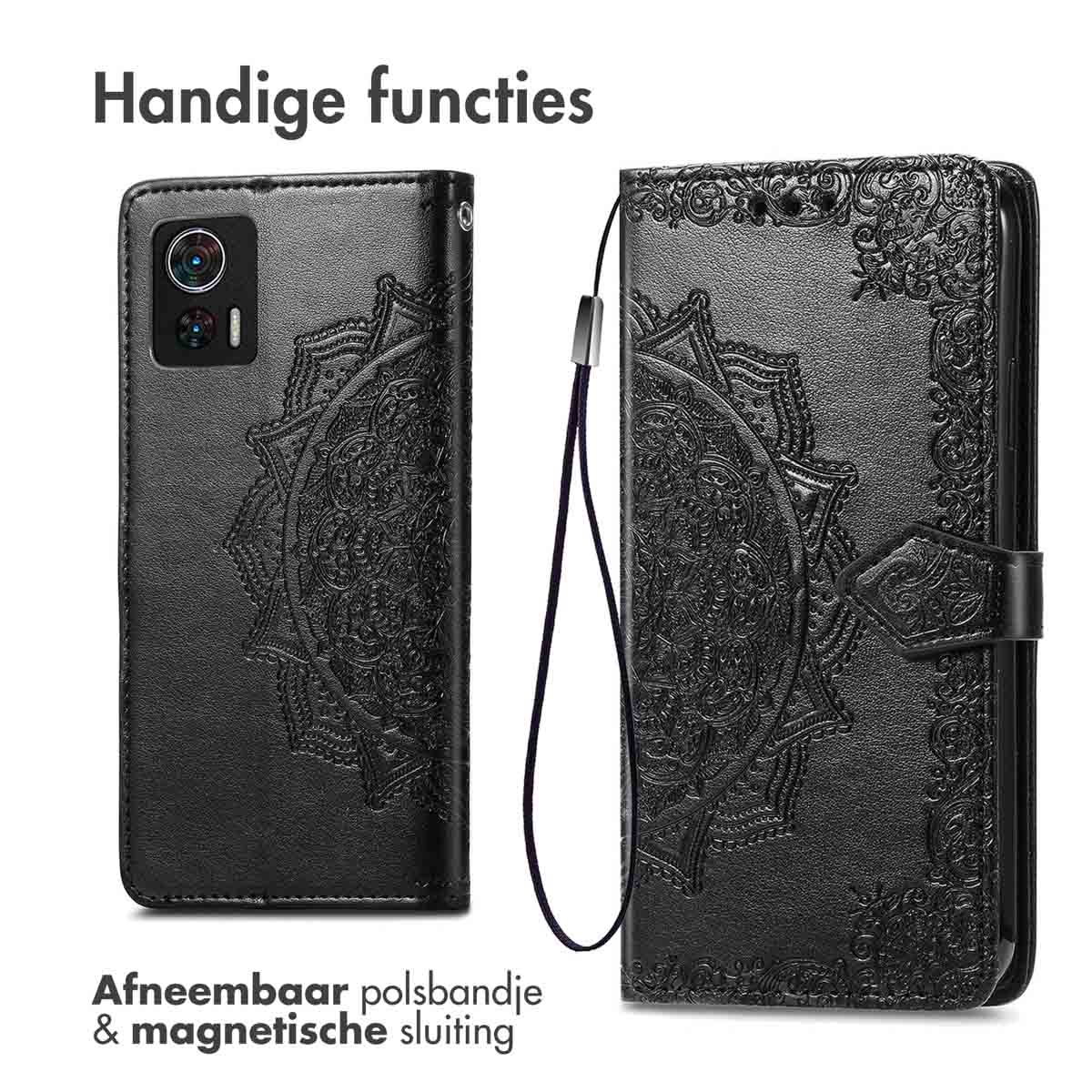 Zwarte telefoonhoes met mandala-ontwerp open. Telefoon links, met polsbandje en magnetische sluiting.