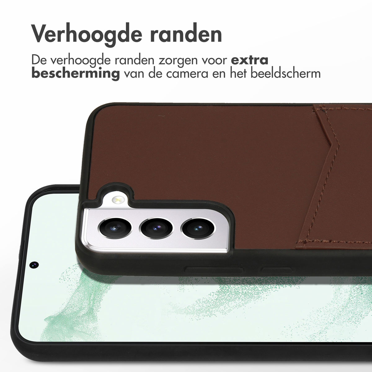Een telefoon in een bruine lederen hoes, met verhoogde randen en een zichtbaar scherm, liggend op een wit oppervlak.