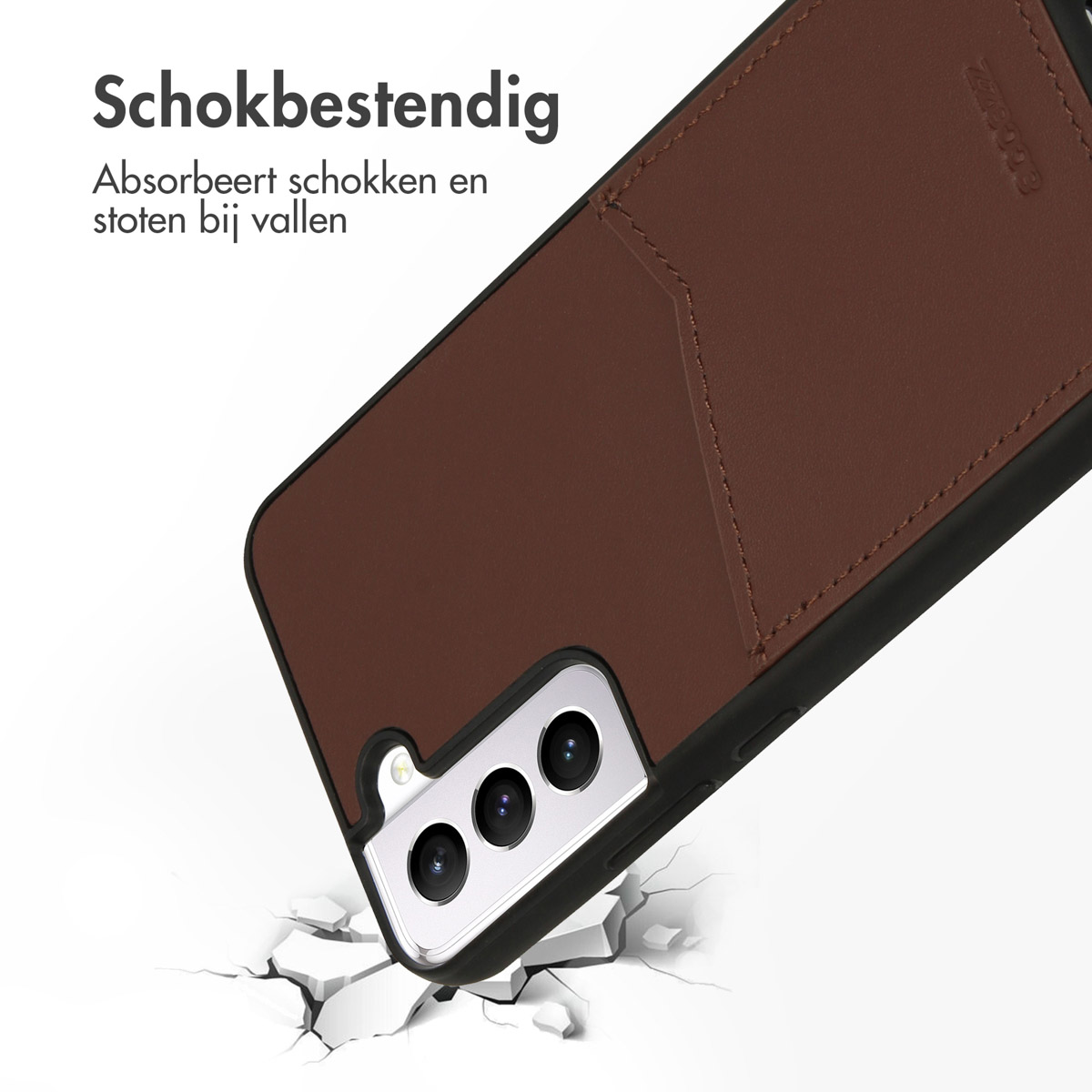 Een bruine telefoonhoes met een telefoon erin. De telefoon is zwart en heeft een camera.
