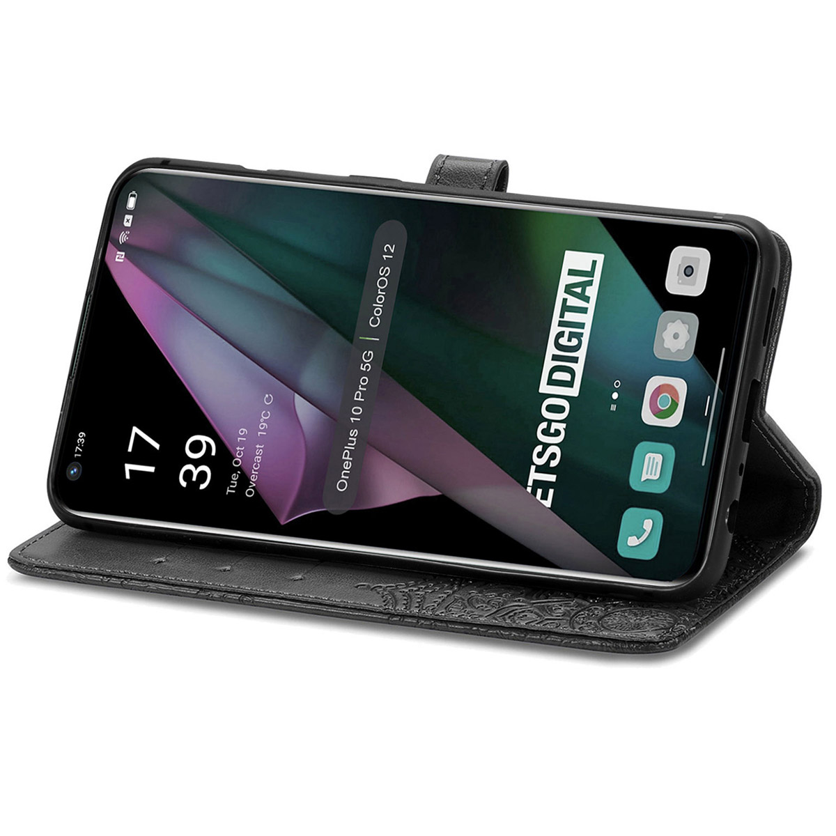 Een telefoon in een zwarte portefeuille, opengeklapt om het scherm met een app en de weergegeven tijd te tonen.