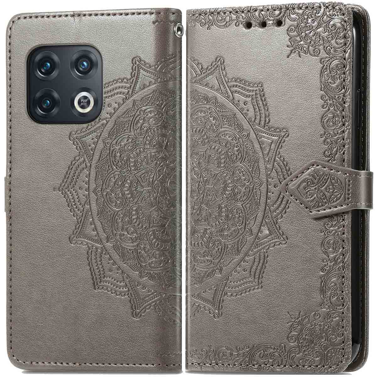 Een grijze telefoonhoes met een mandala-ontwerp. De telefoon heeft drie camera's aan de achterkant.