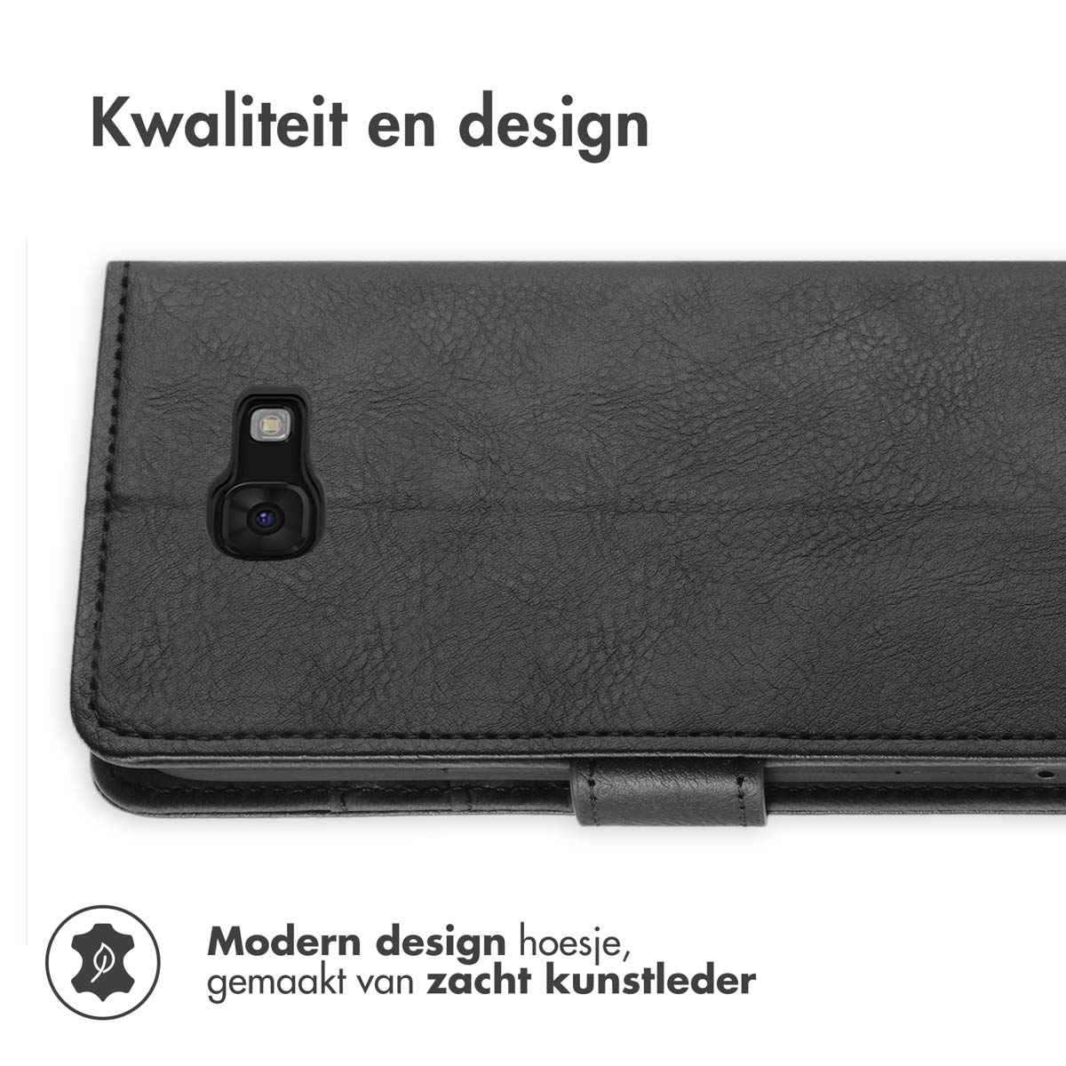 Zwarte telefoonhoes van zacht kunstleer. De hoes is gesloten en heeft een uitsparing voor de camera.