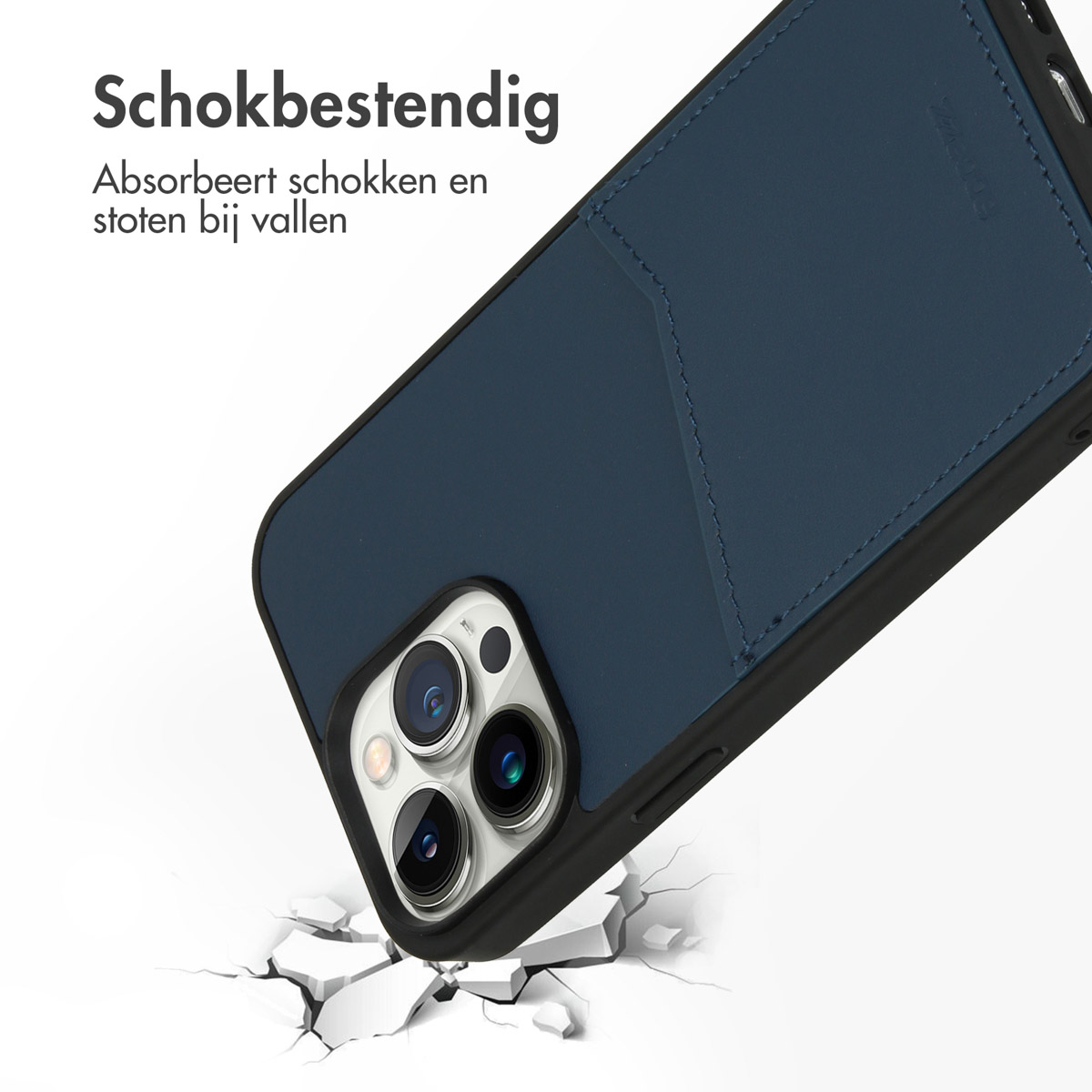 Coque de téléphone bleue avec une poche. Sur une surface blanche.