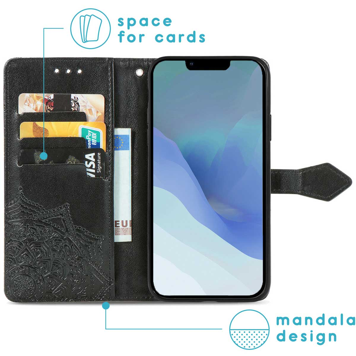 Schwarze Handyhülle mit Mandala-Design und Kartenfächern, hält ein Telefon mit blauem Farbverlauf.