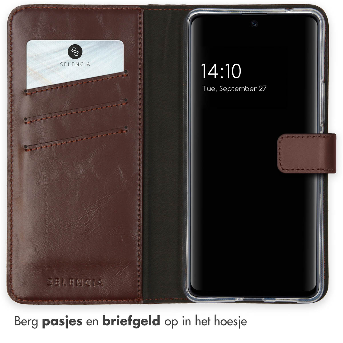Bruin leren telefoonhoesje open met telefoon. Binnenkant heeft kaartsleuven. Tijd wordt weergegeven op het scherm.