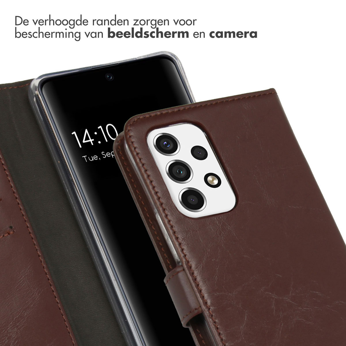 Telefoon in een bruine hoes. Het scherm toont de tijd. Bruine leren hoes met een telefoon.