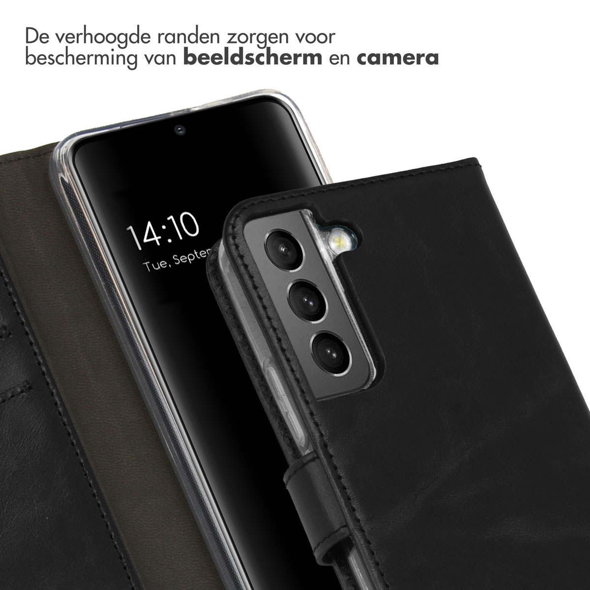 Zwarte telefoon in hoesje. Toont camera en scherm. Tekst: de verhoogde randen beschermen scherm en camera.