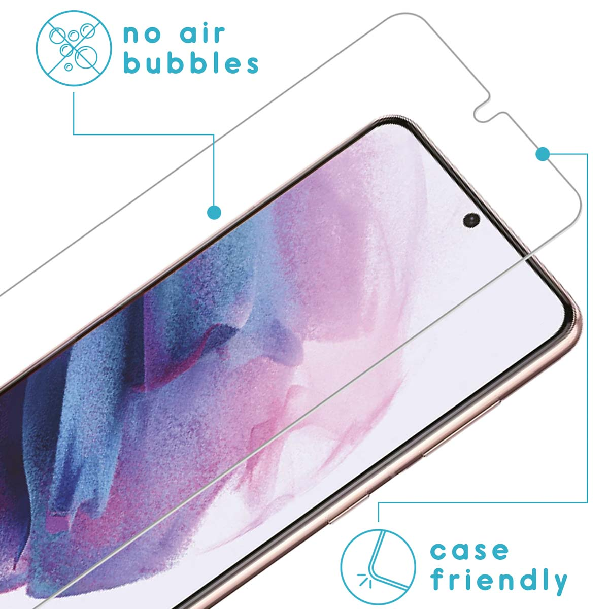 Telefoon met screenprotector aangebracht. De protector is casevriendelijk. Lichtblauwe achtergrond.