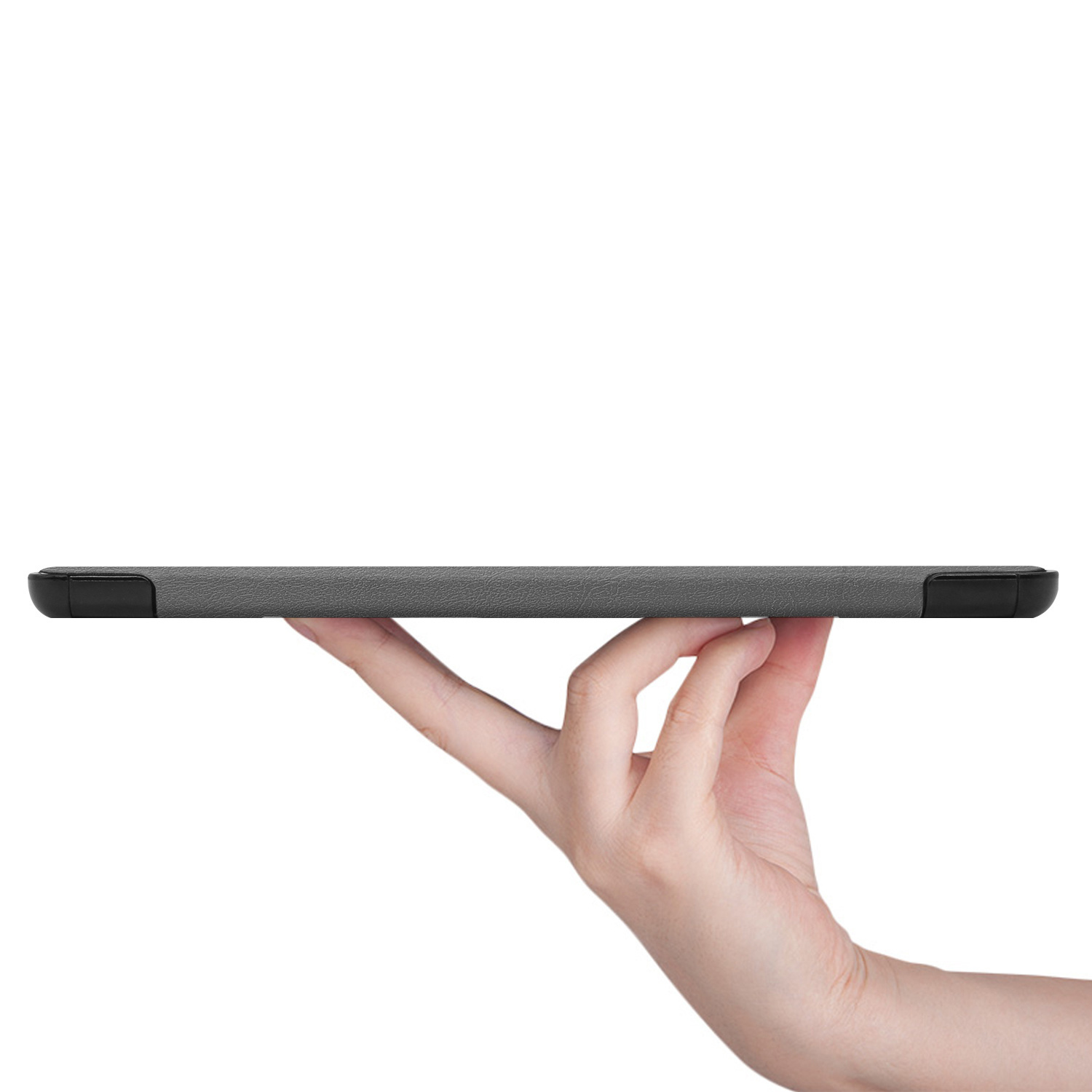 Een hand die een grijze tablet vasthoudt, zijaanzicht. De achtergrond is wit.