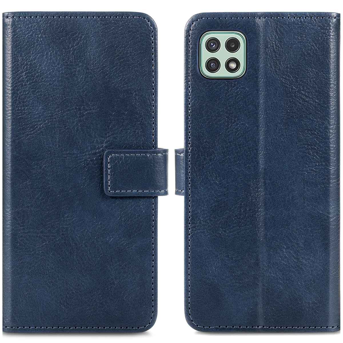 Een blauwe leren telefoonhoes, open en dicht, met stiksels en een sluiting.