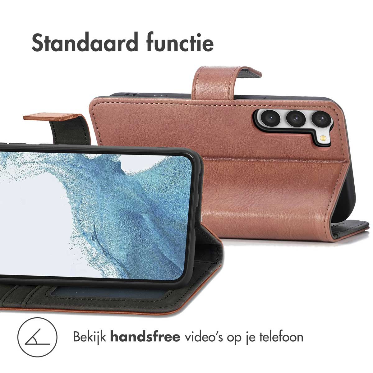 Een bruine telefoonhoes, met een telefoon erin. Het heeft een handsfree videofunctie. Het scherm toont de tijd.