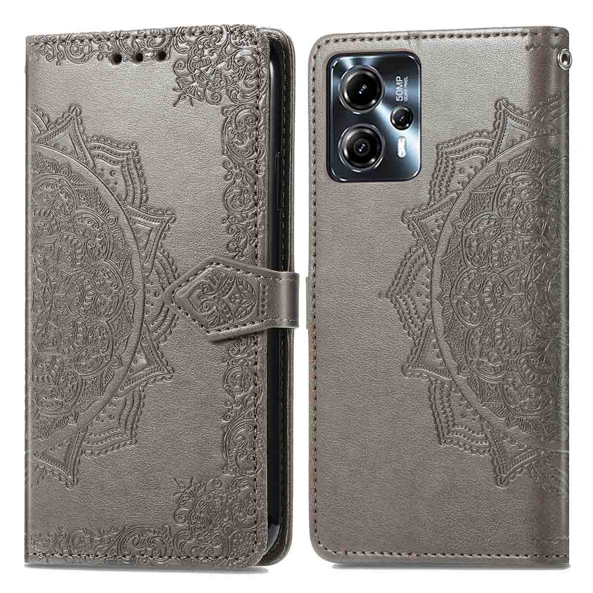 Een telefoonhoesje met een mandala-ontwerp, open. De hoes is grijs en heeft een ingewikkeld patroon en een gesp.