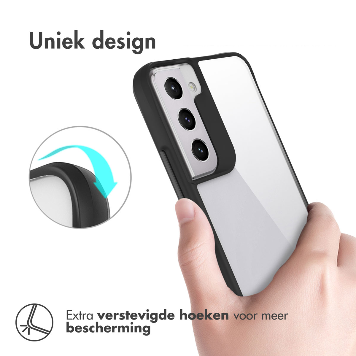 Een hand houdt een telefoonhoes vast. De hoes is wit met een zwarte rand, schuin tegen een witte achtergrond.