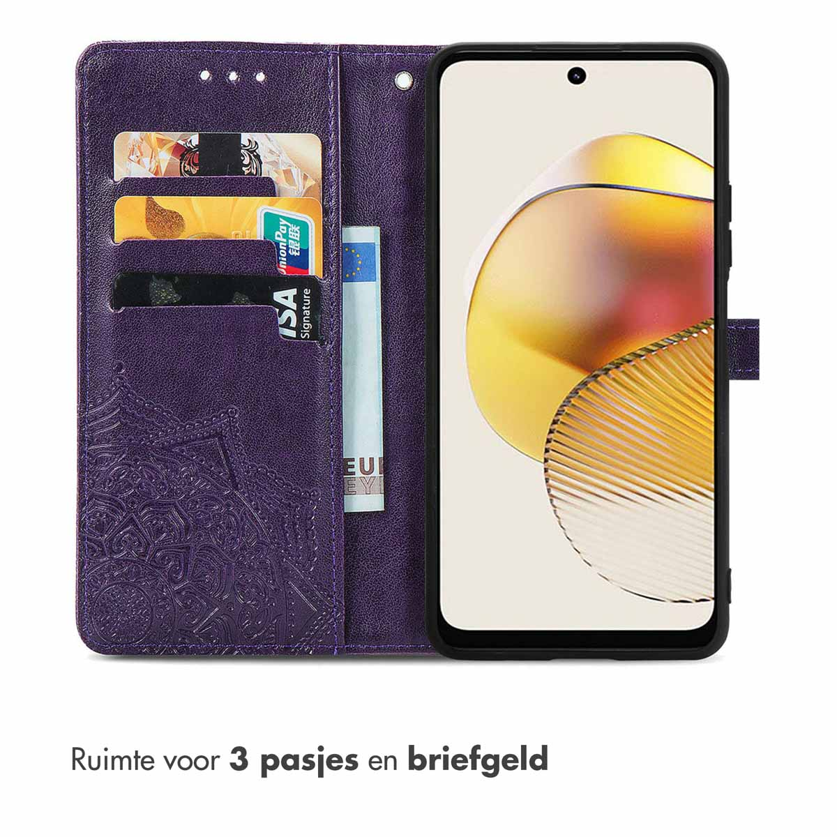 Een paarse telefoonportemonnee met kaarten en geld erin. De telefoon toont een kleurrijke interface.