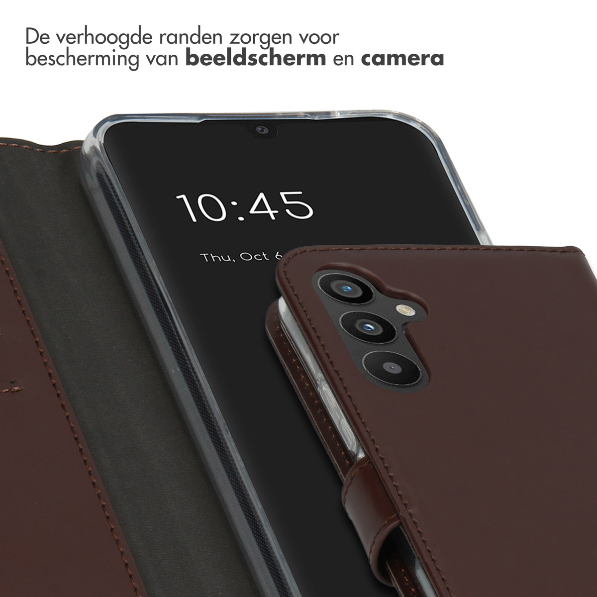 Bruine telefoonhoes, telefoon in beeld. Scherm toont tijd en datum.